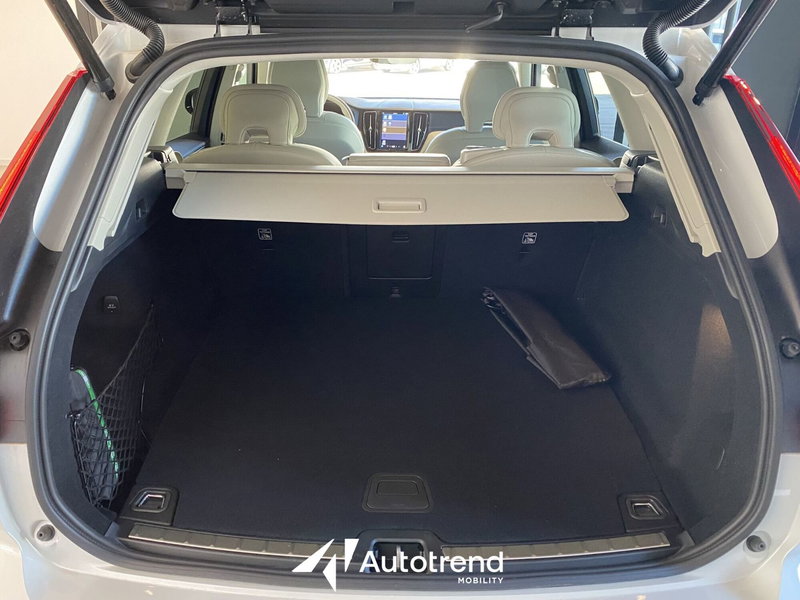 Volvo XC60 nuova a Bari (19)