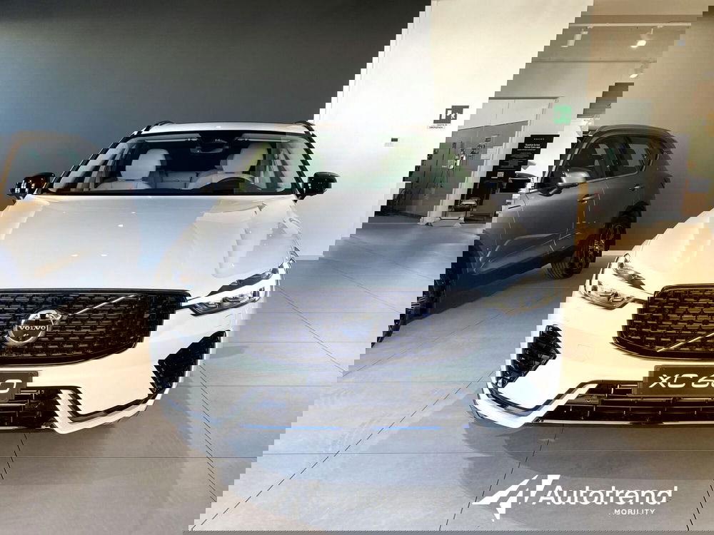 Volvo XC60 nuova a Bari (3)
