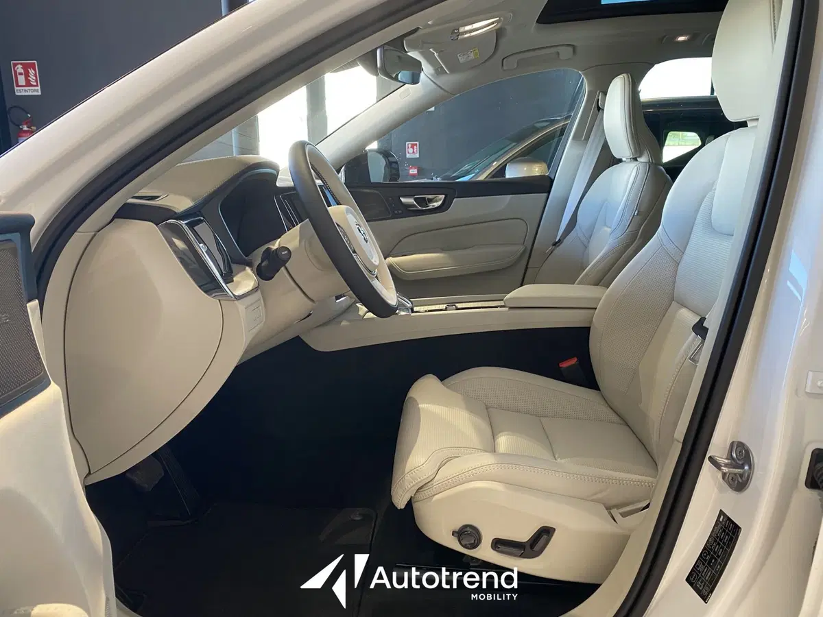 Volvo XC60 nuova a Bari (7)
