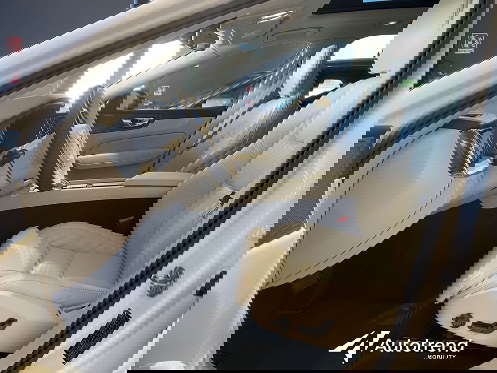 Volvo XC60 nuova a Bari (7)