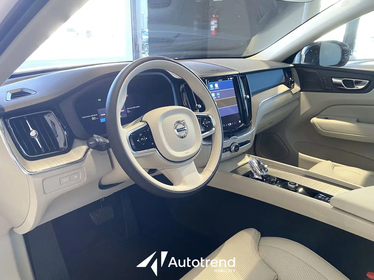 Volvo XC60 nuova a Bari (9)