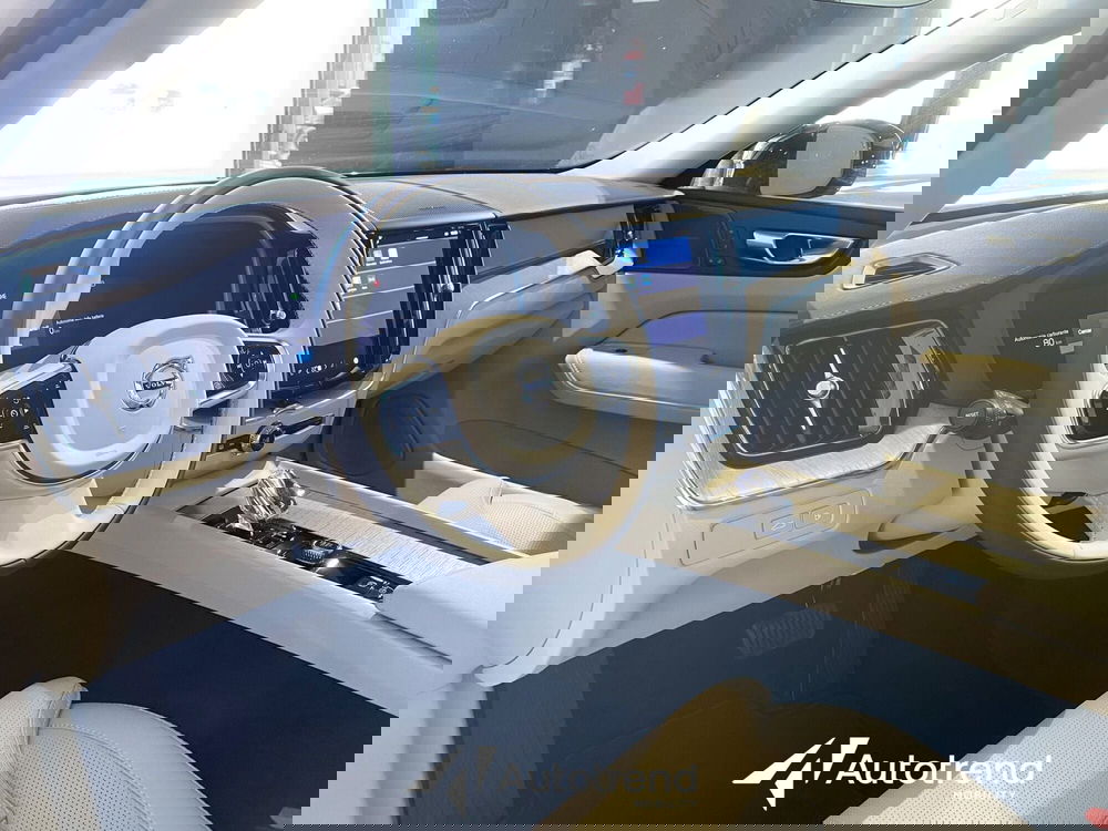 Volvo XC60 nuova a Bari (9)