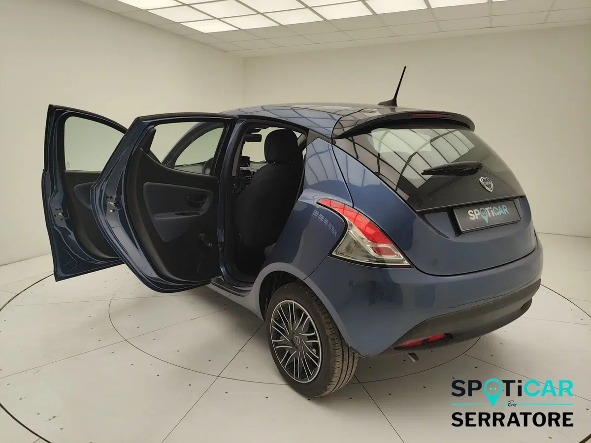 Lancia Ypsilon usata a Como (7)