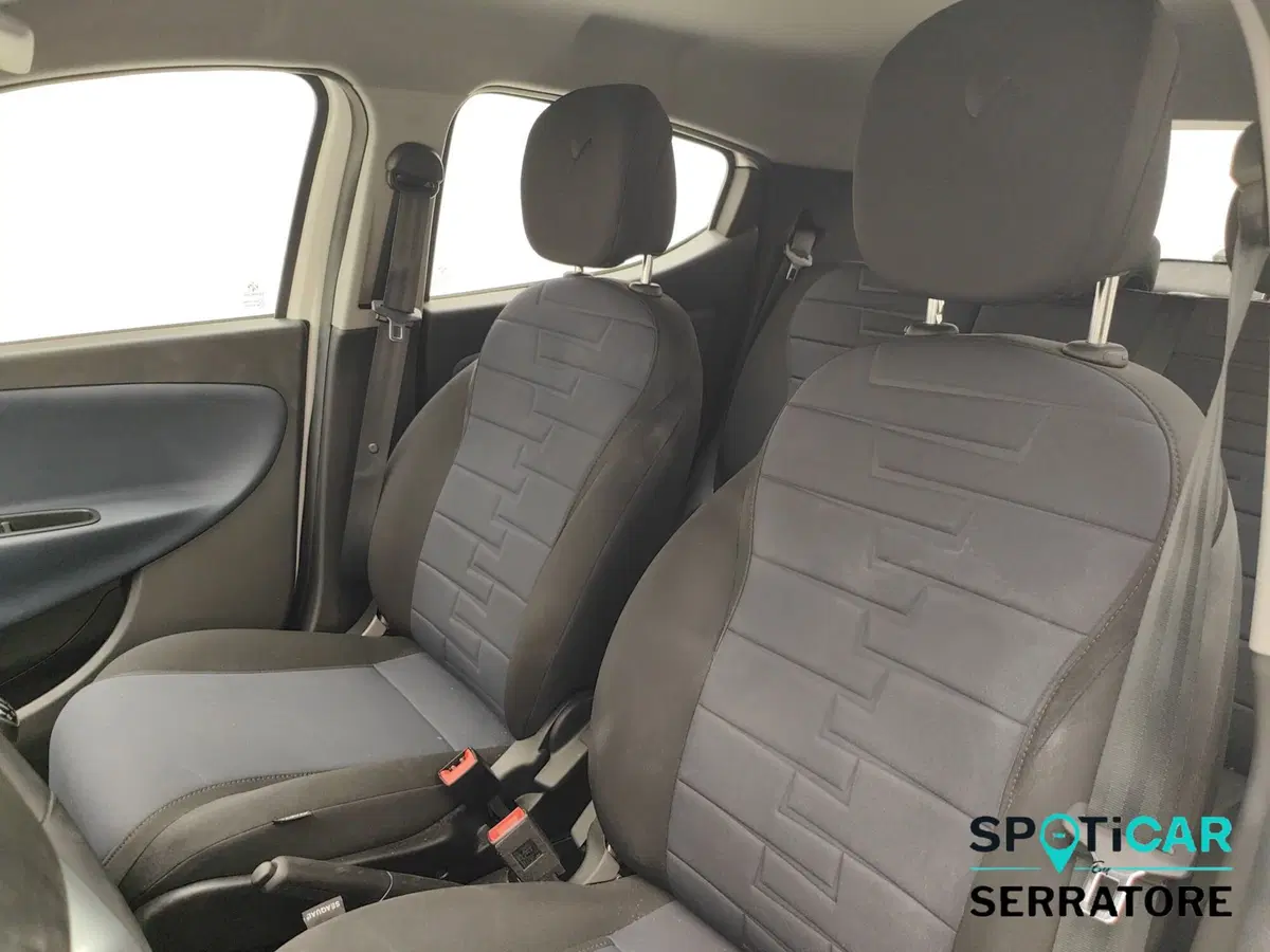 Lancia Ypsilon usata a Como (13)