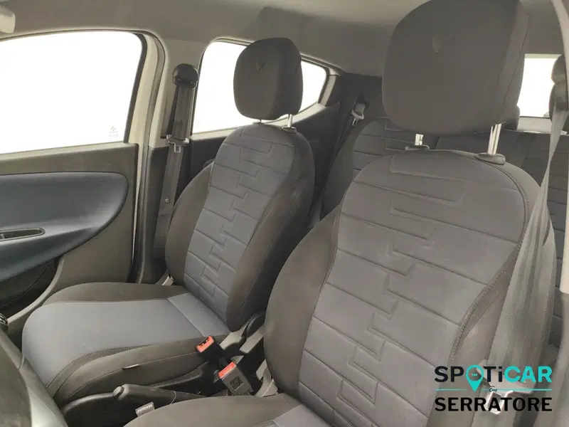 Lancia Ypsilon usata a Como (13)