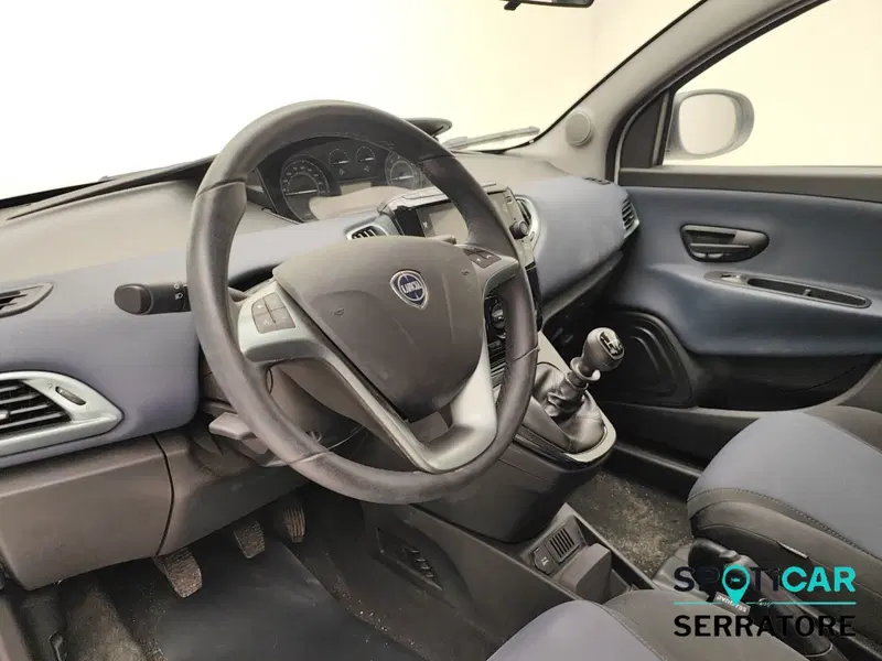 Lancia Ypsilon usata a Como (7)