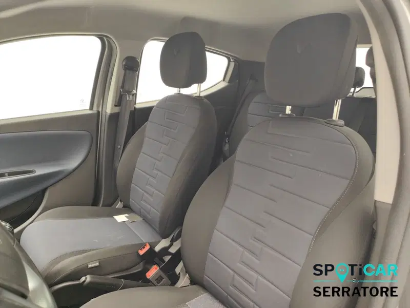 Lancia Ypsilon usata a Como (13)