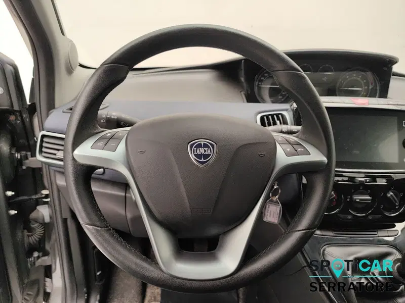 Lancia Ypsilon usata a Como (8)