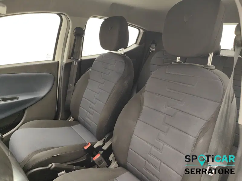 Lancia Ypsilon usata a Como (13)