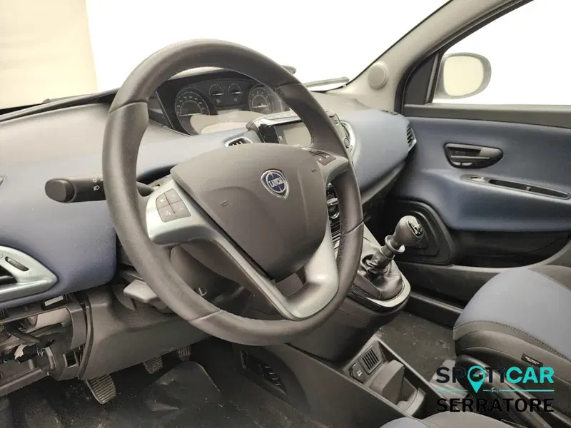 Lancia Ypsilon usata a Como (7)