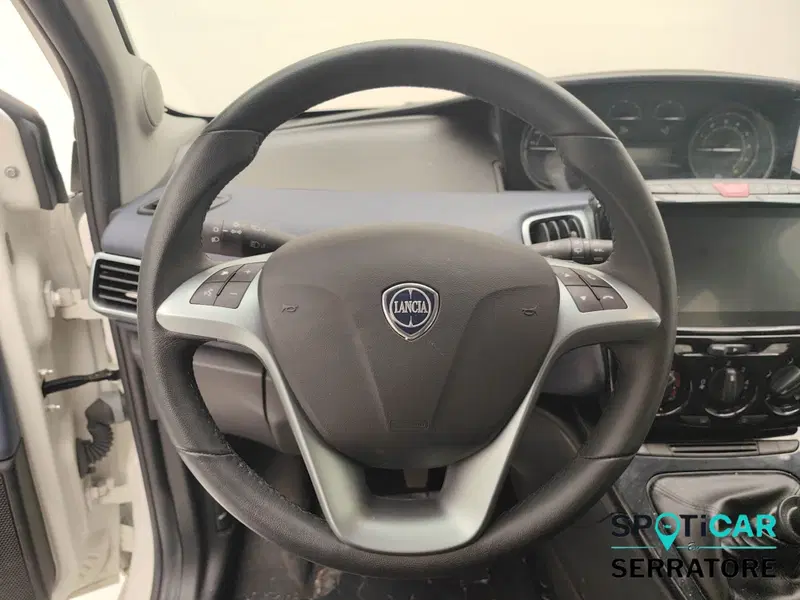 Lancia Ypsilon usata a Como (8)
