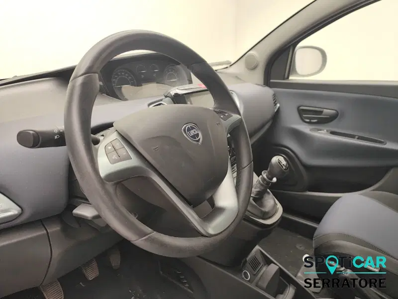 Lancia Ypsilon usata a Como (7)