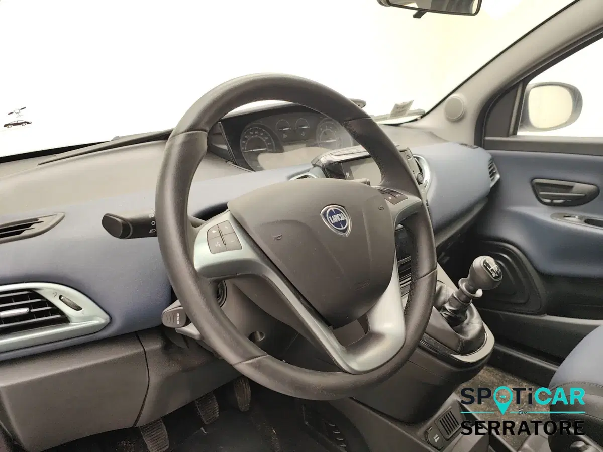 Lancia Ypsilon usata a Como (7)