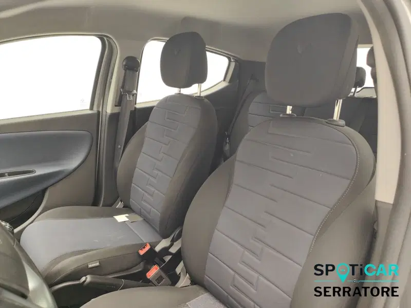 Lancia Ypsilon usata a Como (13)