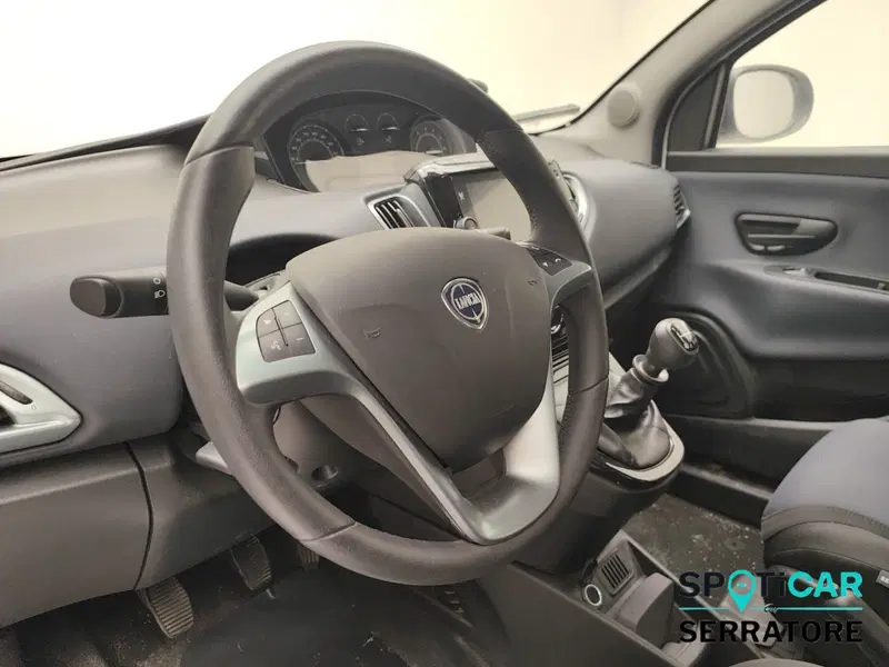 Lancia Ypsilon usata a Como (7)