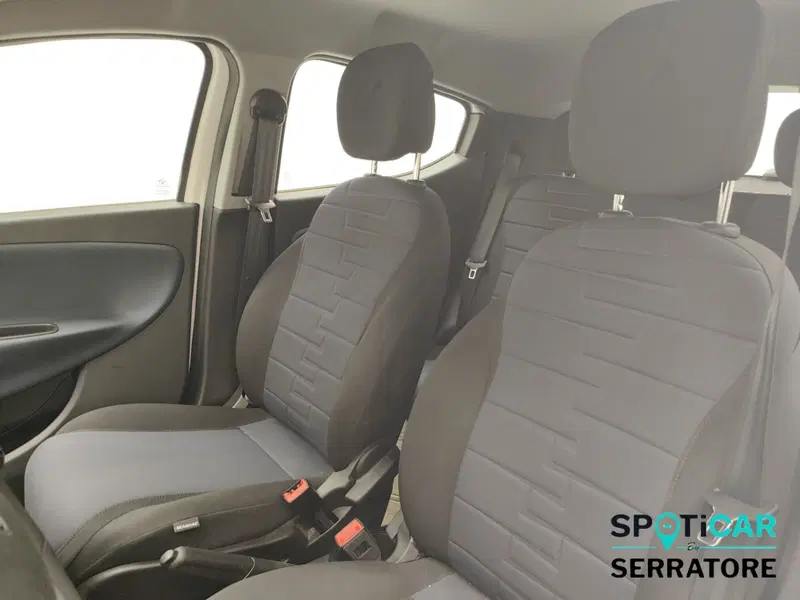 Lancia Ypsilon usata a Como (13)