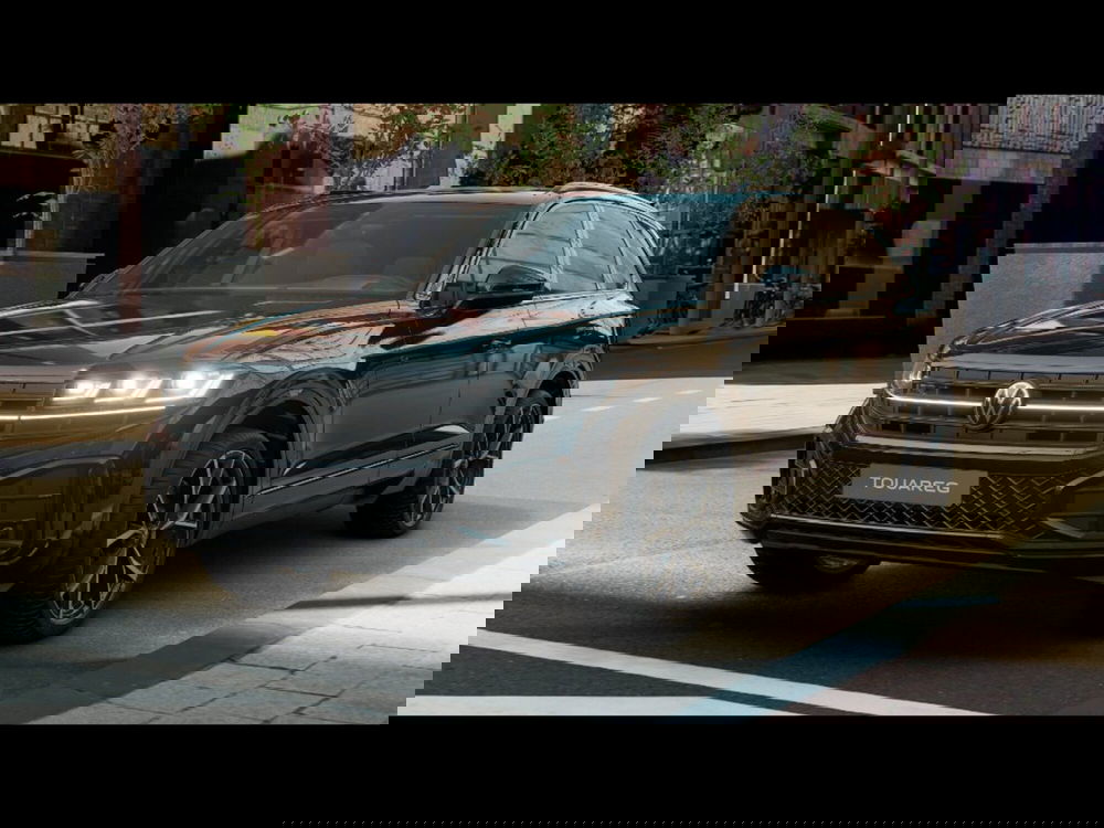 Volkswagen Touareg nuova a Livorno