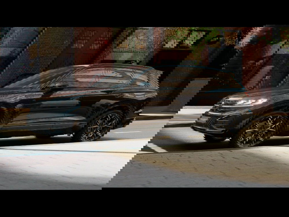 Volkswagen Touareg nuova a Livorno (2)