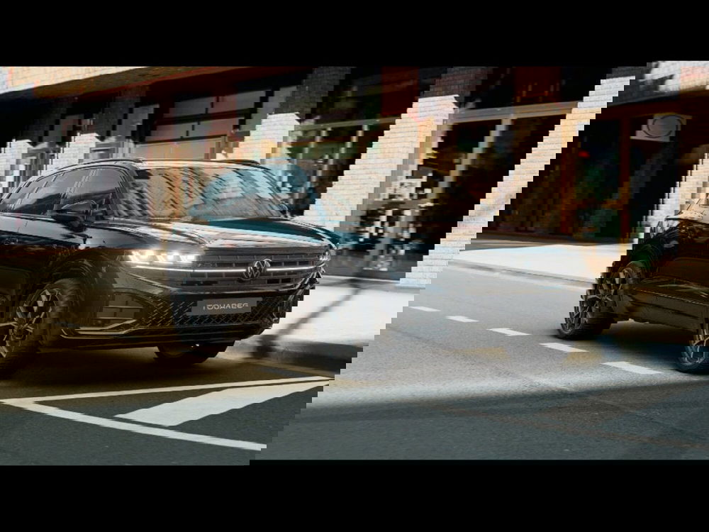 Volkswagen Touareg nuova a Livorno (4)