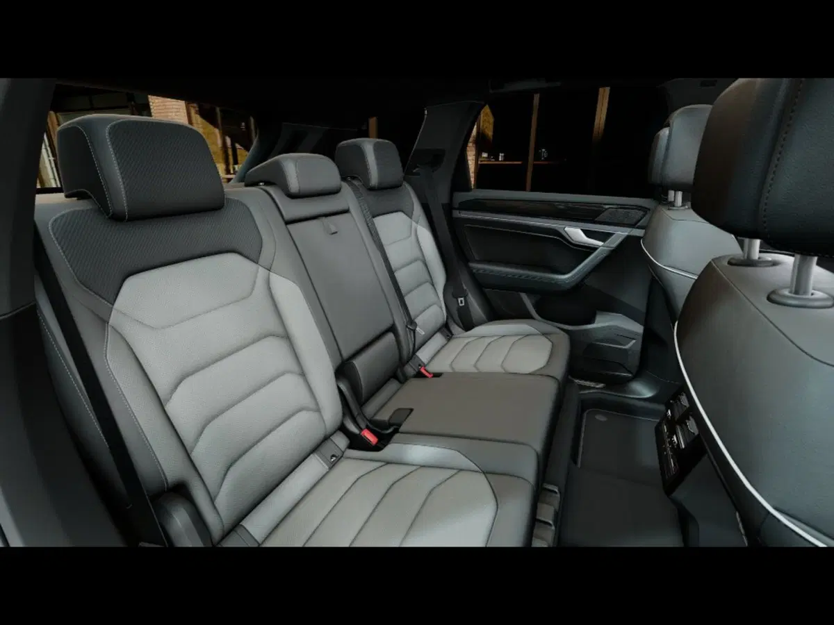 Volkswagen Touareg nuova a Livorno (9)