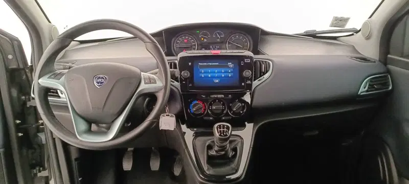 Lancia Ypsilon usata a Treviso (12)