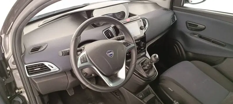 Lancia Ypsilon usata a Treviso (9)