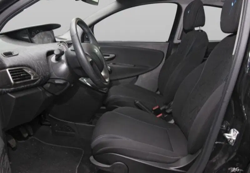Lancia Ypsilon usata a Cosenza (11)