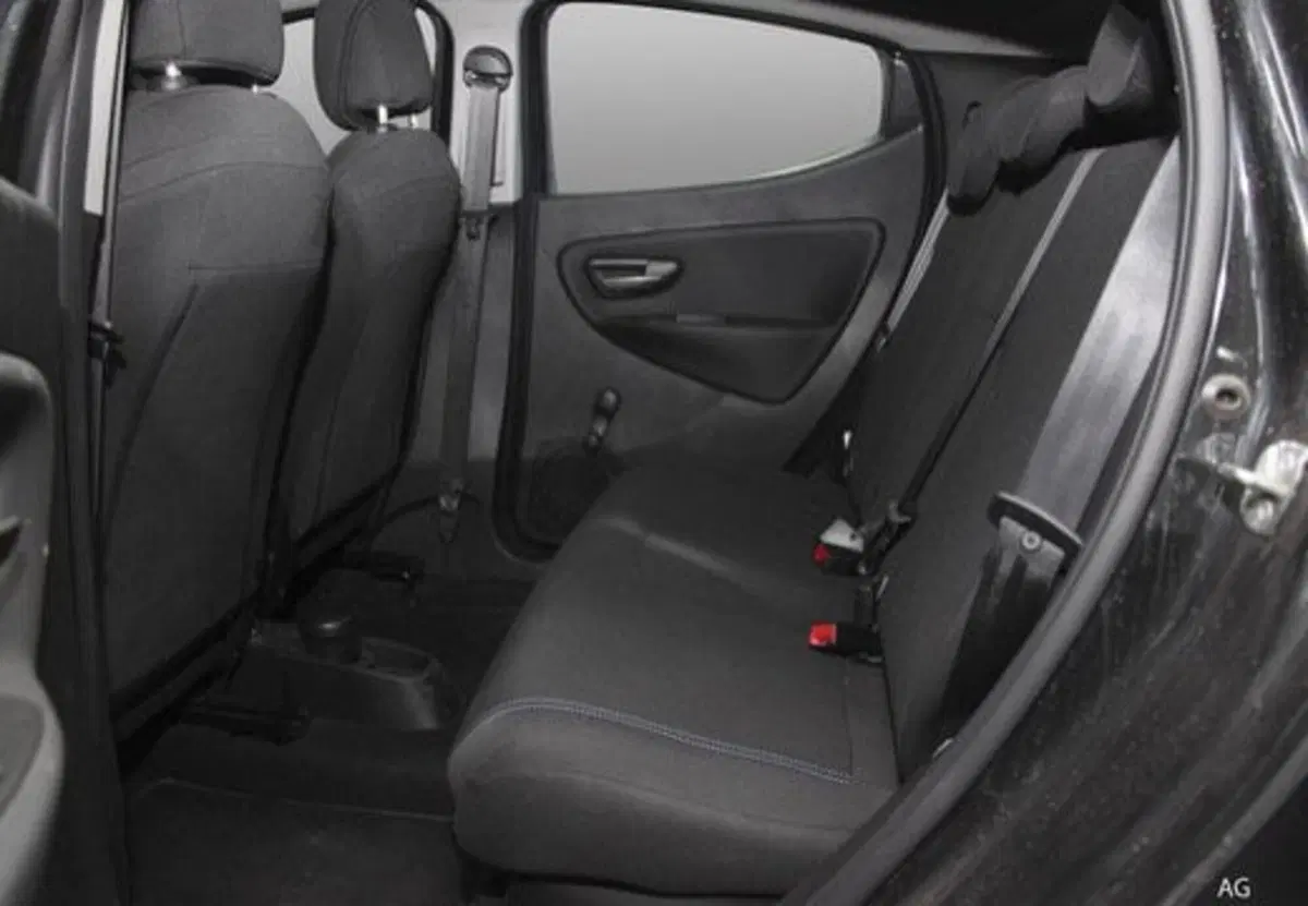 Lancia Ypsilon usata a Cosenza (12)