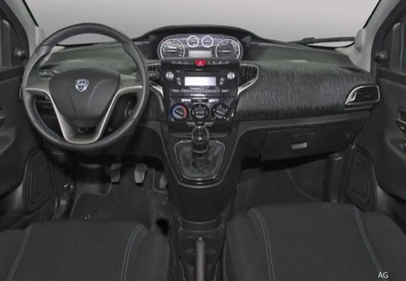 Lancia Ypsilon usata a Cosenza (13)