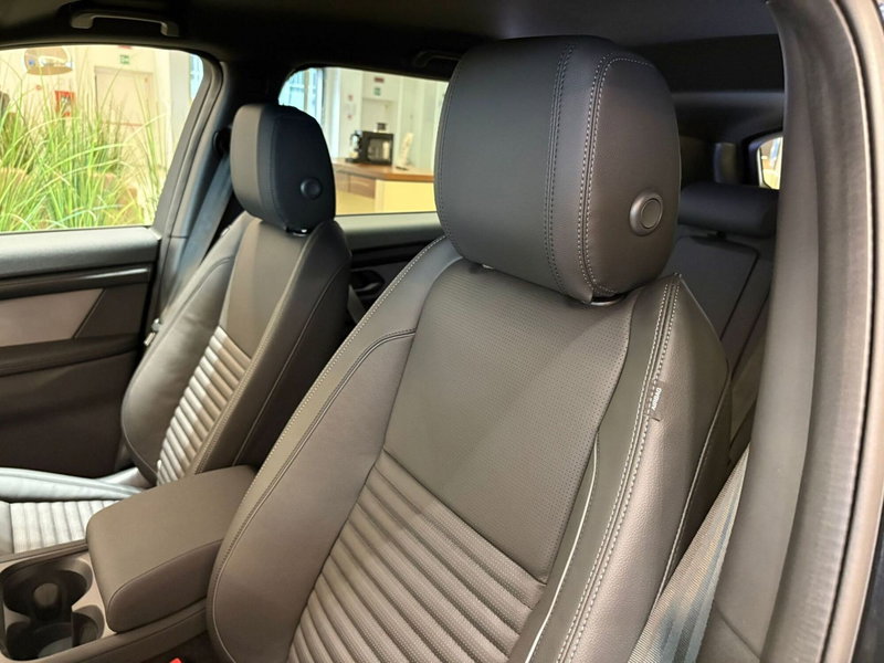 Land Rover Discovery Sport nuova a Torino (15)