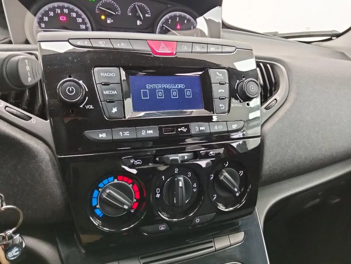 Lancia Ypsilon usata a Como (10)