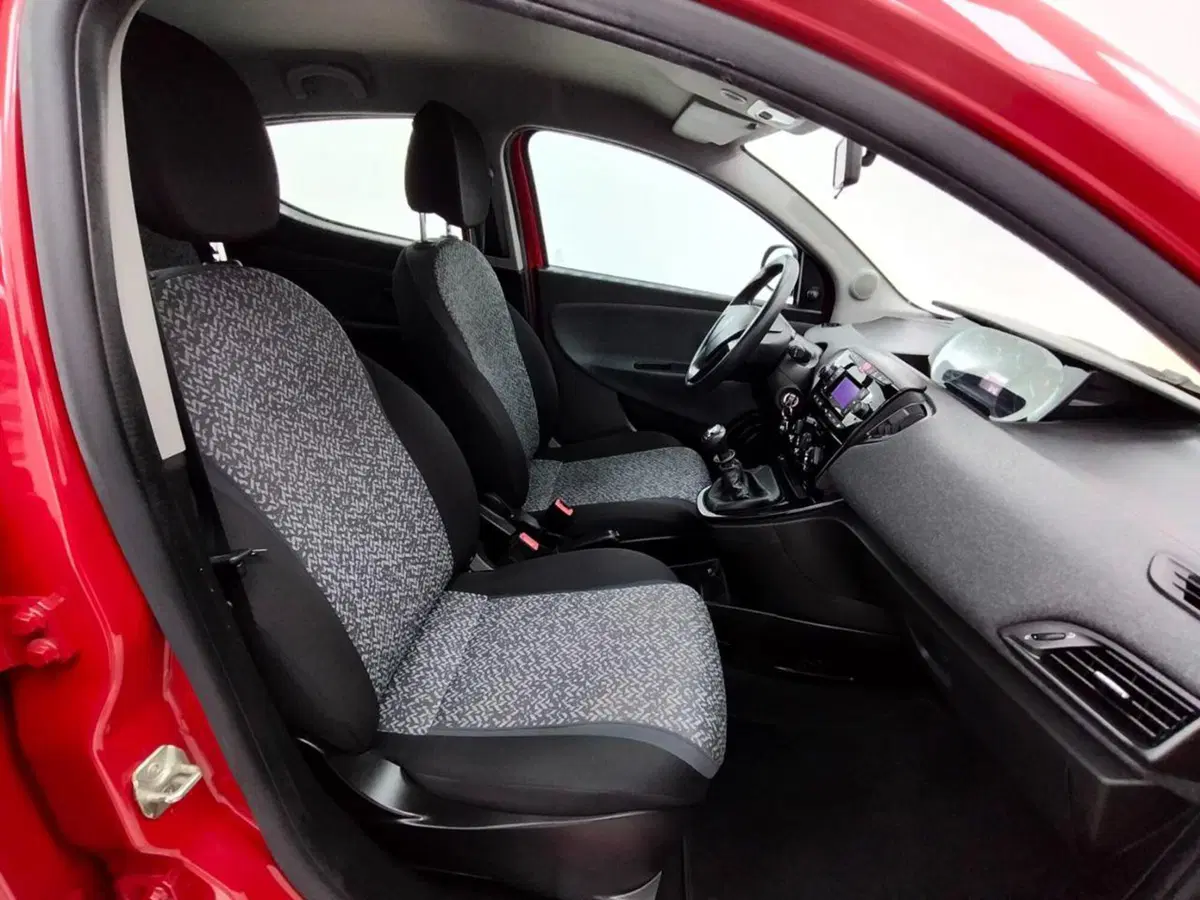 Lancia Ypsilon usata a Como (3)