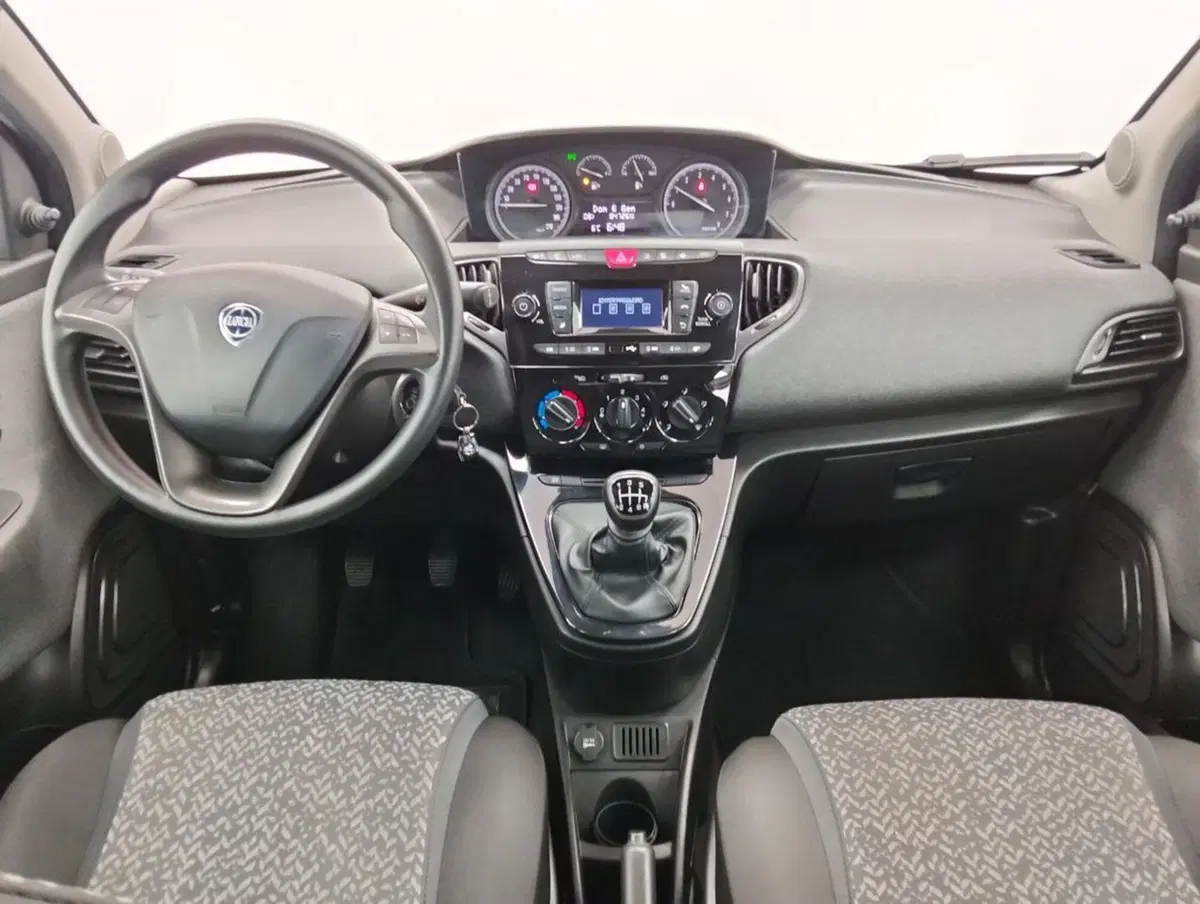 Lancia Ypsilon usata a Como (4)