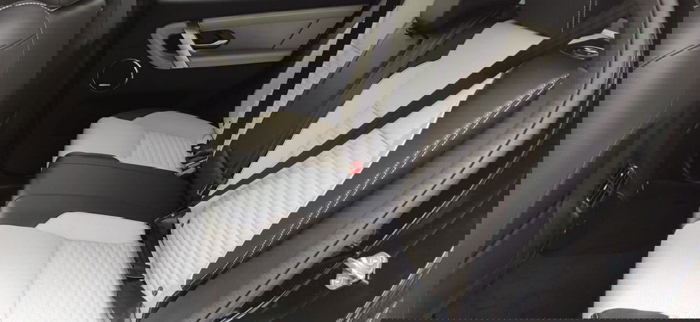 Land Rover Discovery Sport nuova a Palermo (4)