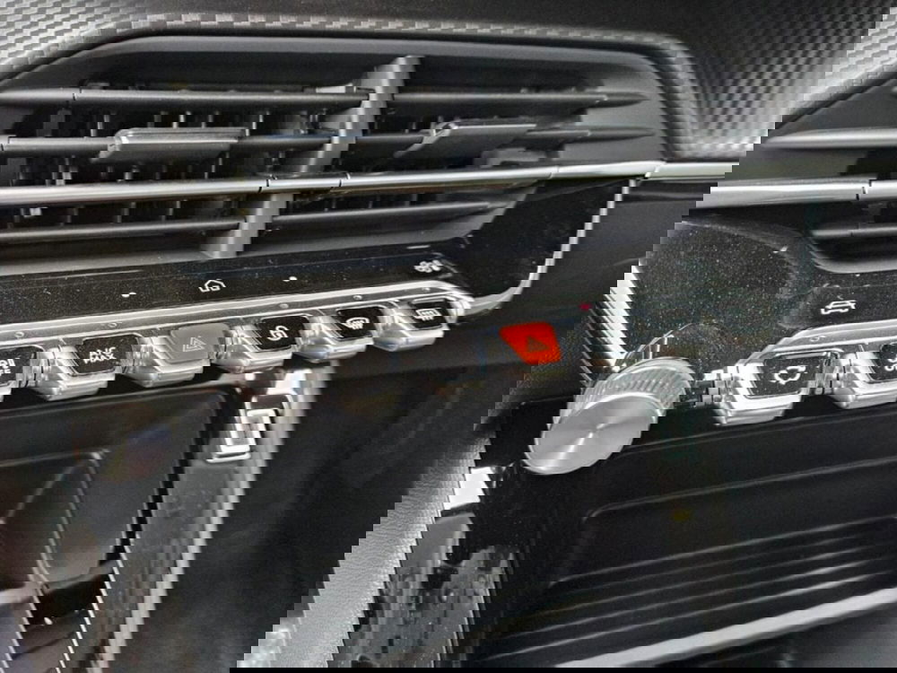 Peugeot 208 nuova a Foggia (11)