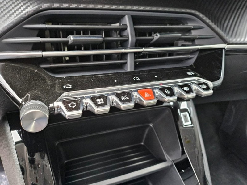 Peugeot 208 nuova a Foggia (11)