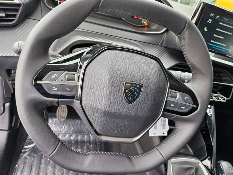 Peugeot 208 nuova a Foggia (13)