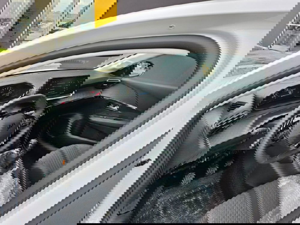 Peugeot 208 nuova a Foggia (9)