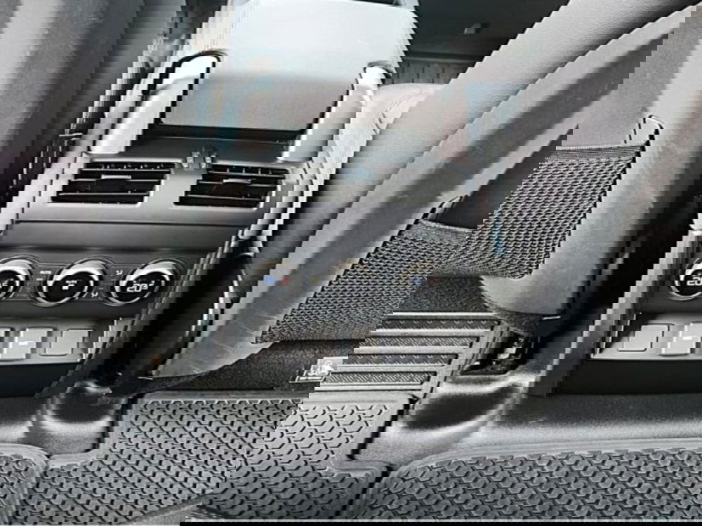 Land Rover Defender usata a Livorno (11)