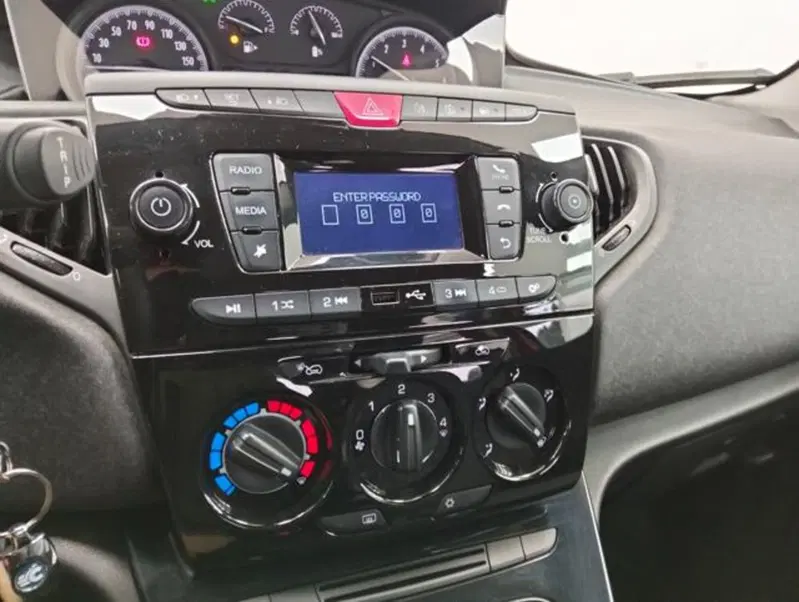 Lancia Ypsilon usata a Como (10)
