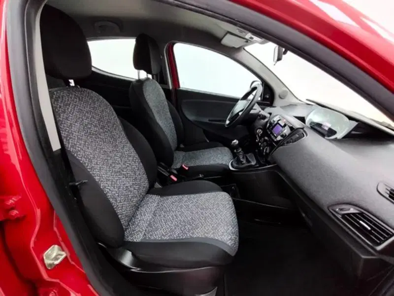 Lancia Ypsilon usata a Como (3)