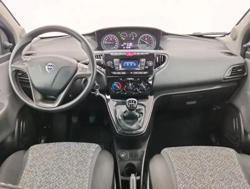 Lancia Ypsilon usata a Como (4)