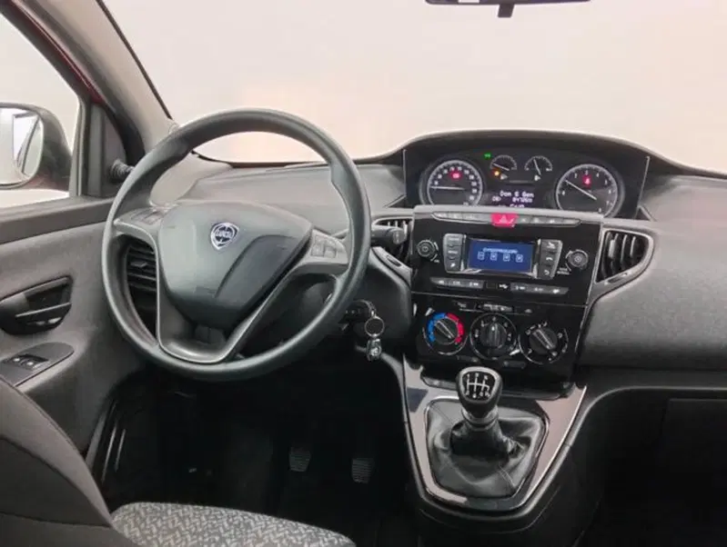 Lancia Ypsilon usata a Como (8)