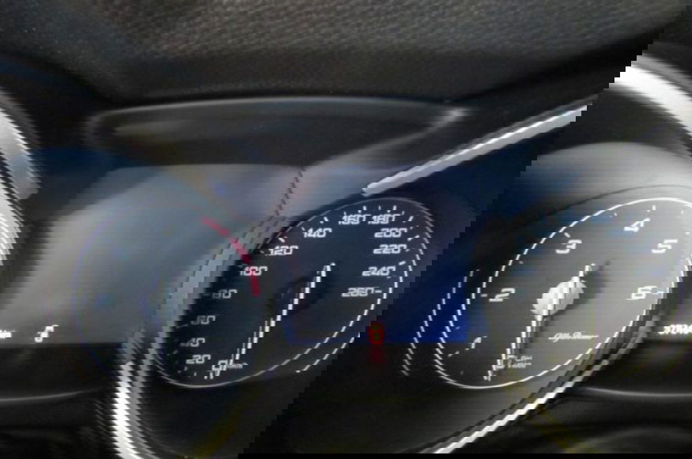 Alfa Romeo Stelvio usata a Milano (11)