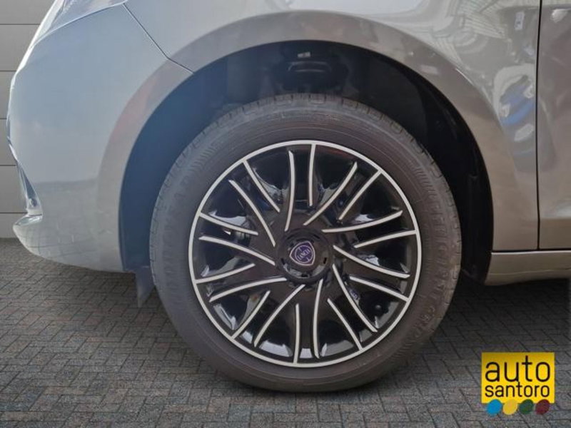 Lancia Ypsilon nuova a Salerno (7)