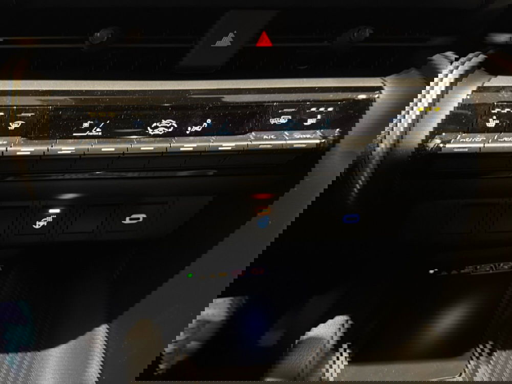 Toyota Toyota C-HR nuova a Bologna (15)