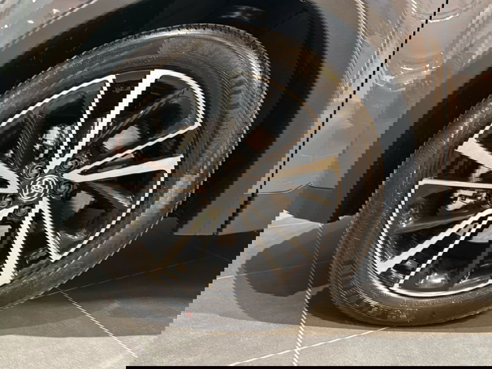 Toyota Toyota C-HR nuova a Bologna (7)