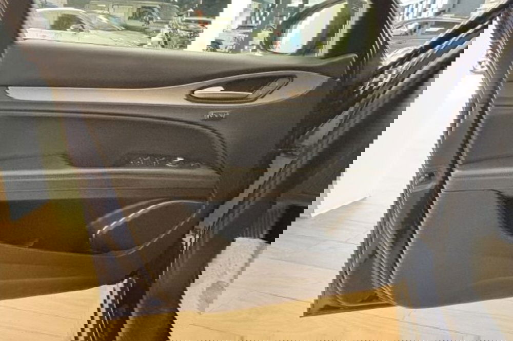 Alfa Romeo Stelvio usata a Latina (12)