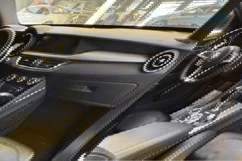 Alfa Romeo Stelvio usata a Latina (9)