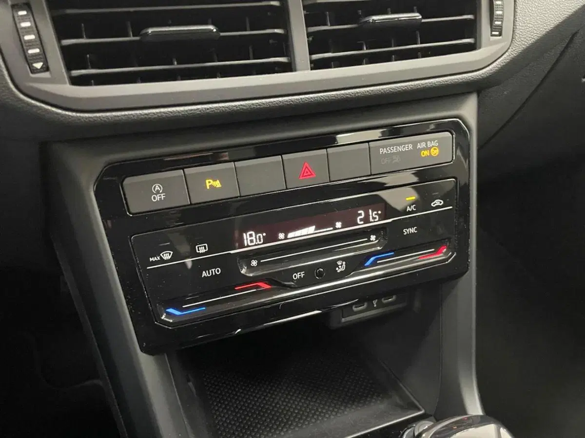 Volkswagen T-Cross usata a Como (18)
